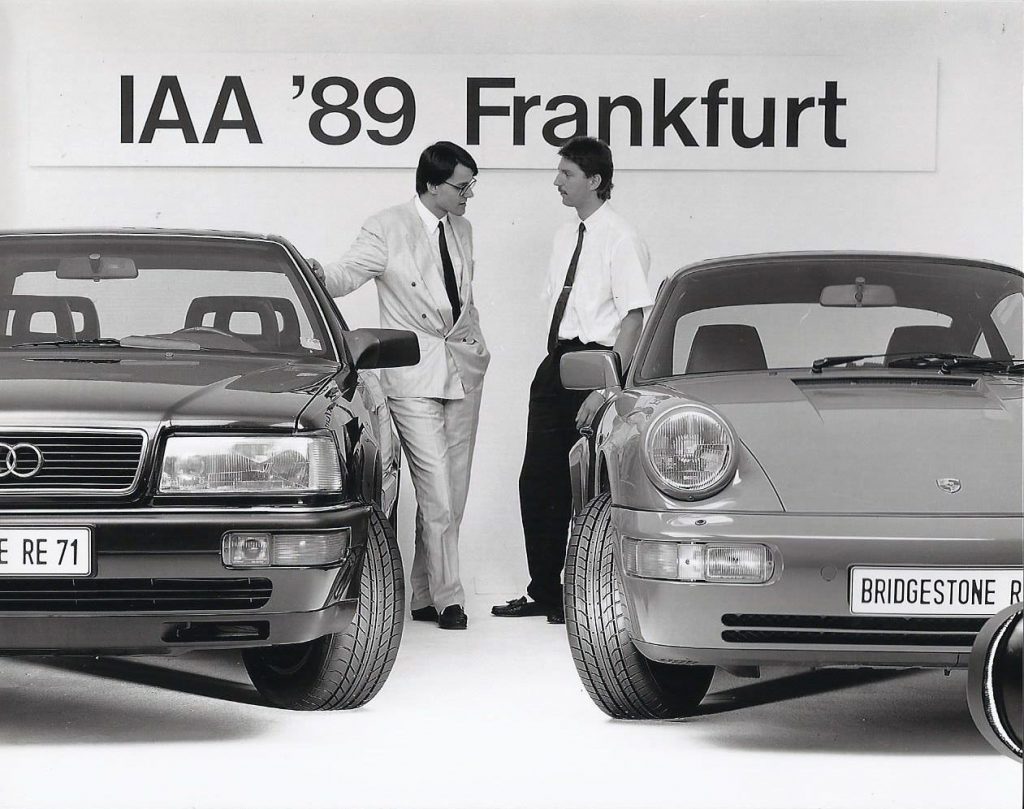 Dieses Bild erschien 1989 vor der IAA millionenfach in deutschen Zeitungen. Unser Geschäftsführer Markus Burgdorf (links) hatte es für Bridgestone produzieren lassen und damit einen großen Erfolg.