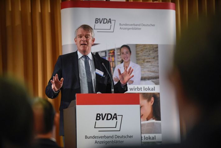 BVDA-Präsident Alexander Lenders eröffnet die Herbsttagung des Verbands in München (Foto: Bundesverband Deutscher Anzeigenblätter e.V. (BVDA)/Bernd Brundert)